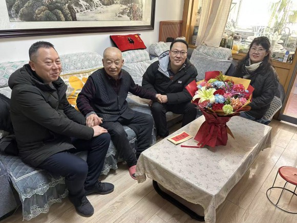 新春慰問(wèn)暖人心 情系黨員顯擔(dān)當(dāng)